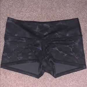 Lululemon booty shorts Camo